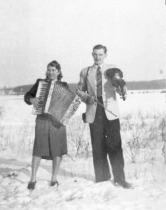 Eine junge Frau mit Akkordeon und ein junger Man mit einer Geige in Pommern 1952