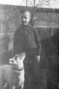 Junge mit Hund in Pommern 1940